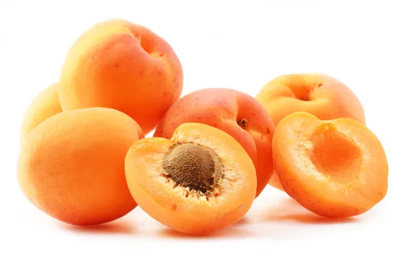 Состав со свежими спелыми абрикосами, изолированными на белом — стоковое фото