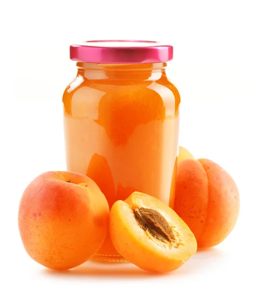 Композиція з баночкою абрикосового варення ізольована на білому — стокове фото