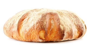 Beyaz üzerine izole edilmiş büyük bir somun ekmek.