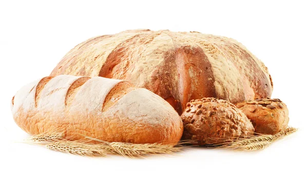 Composizione con fette di pane isolate su bianco — Foto Stock