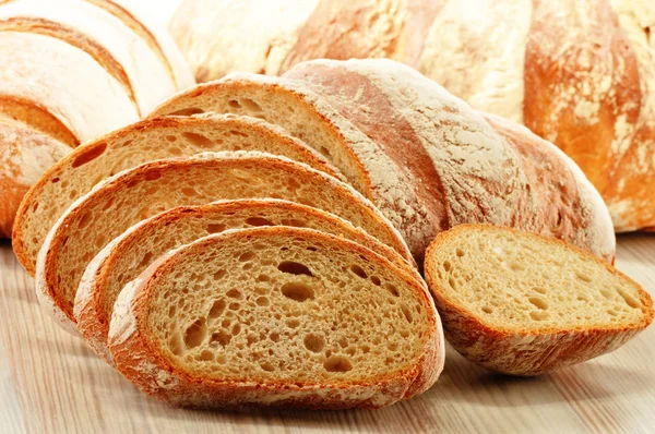 Composição com loafs de pão isolado em branco — Fotografia de Stock