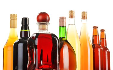 çeşitli alkollü içkiler beyaz izole