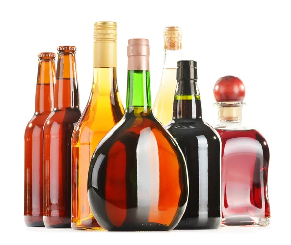 Geassorteerde alcoholhoudende dranken geïsoleerd op wit — Stockfoto