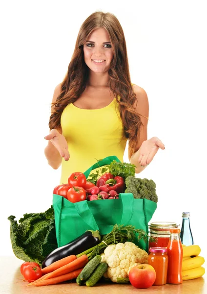 Mujer joven con variedad de productos de comestibles en bolsa de compras —  Fotos de Stock