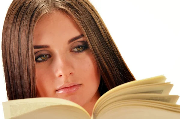 Mujer joven leyendo un libro. Aprendizaje femenino — Foto de Stock