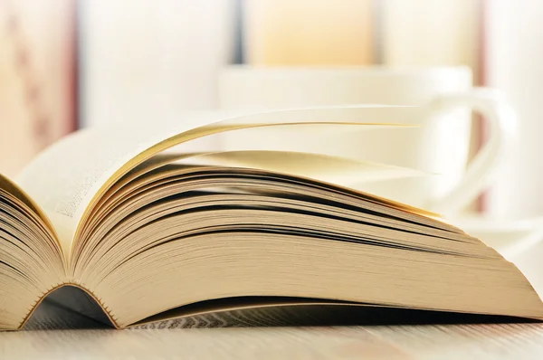 Komposition mit Büchern und einer Tasse Kaffee auf dem Tisch — Stockfoto