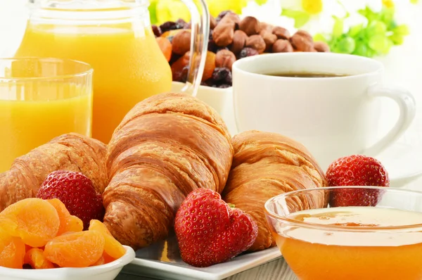 Café da manhã com croissants xícara de café e frutas — Fotografia de Stock