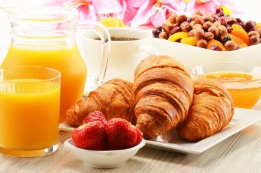 kruvasan fincan kahve ve meyve ile Kahvaltı