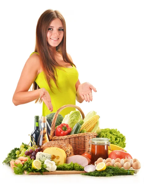 Ung kvinna med diverse livsmedelsbutiker produkter isolerad på vit — Stockfoto
