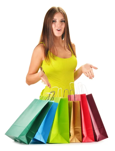 Mujer feliz joven con bolsas de compras de papel de colores aislados — Foto de Stock