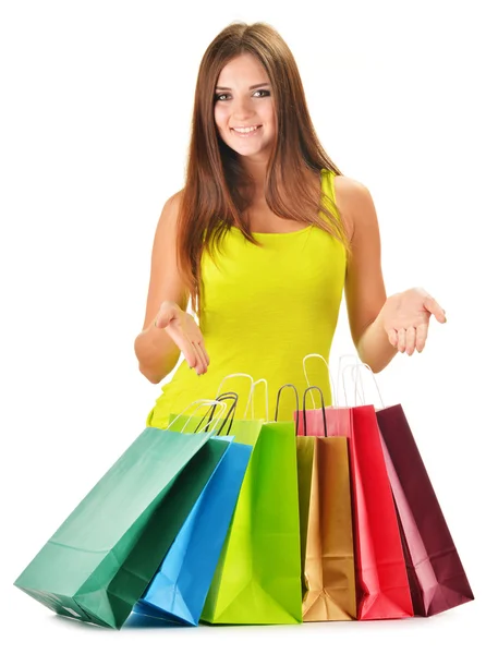Молода щаслива жінка з різнокольоровими паперовими сумками ізольовані — стокове фото