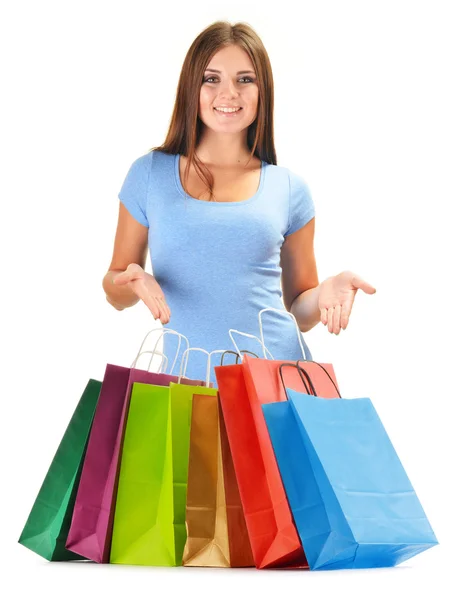 Молодая счастливая женщина с цветными бумажными пакетами покупок изолированы — стоковое фото