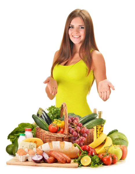 Junge Frau mit verschiedenen Lebensmitteln isoliert auf weiß — Stockfoto