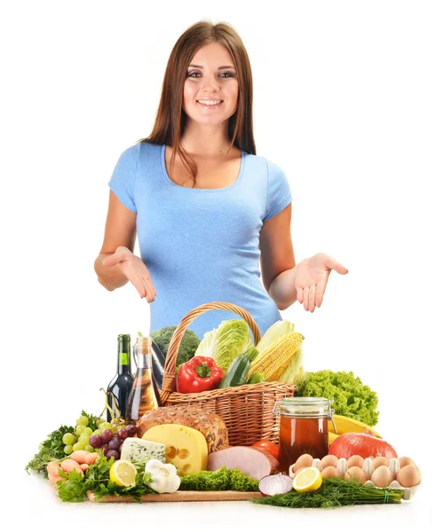 Молодая женщина с разнообразными продуктами питания изолированы на белом — стоковое фото