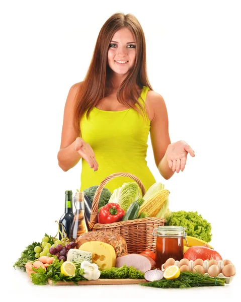 Mujer joven con surtidos productos de comestibles aislados en blanco —  Fotos de Stock