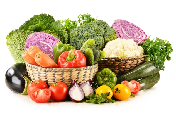 Різноманітність свіжих органічних овочів ізольовано на білому — стокове фото