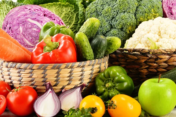 Склад з різноманітними свіжими органічними овочами — стокове фото
