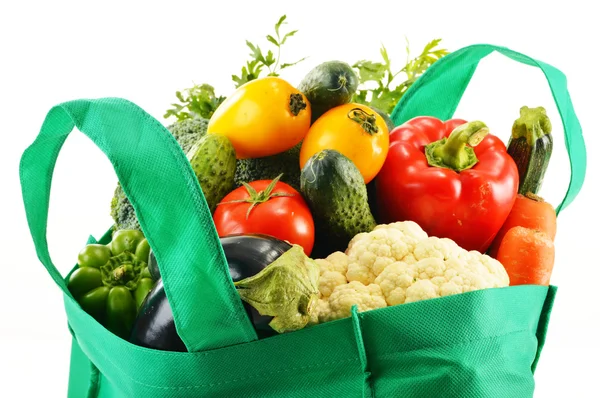 Bolsa de compras con variedad de verduras orgánicas frescas —  Fotos de Stock