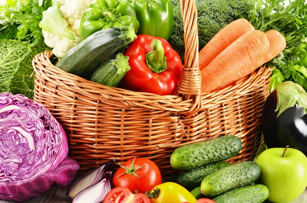Samenstelling met verschillende soorten verse biologische groenten — Stockfoto