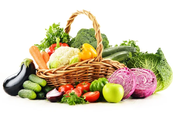 Variedad de verduras orgánicas frescas aisladas en blanco —  Fotos de Stock