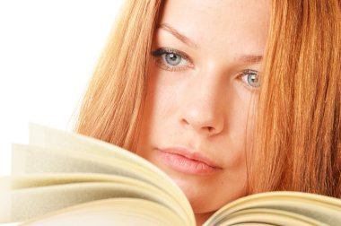 Kitap okuyan genç bir kadın. Kız öğrenci öğrenimi