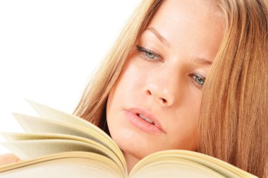 Kitap okuyan genç bir kadın. Kız öğrenci öğrenimi