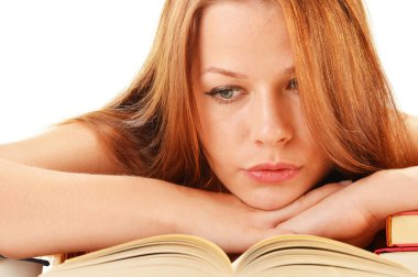 Kitap okuyan genç bir kadın. Kız öğrenci öğrenimi