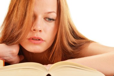 Kitap okuyan genç bir kadın. Kız öğrenci öğrenimi