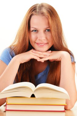 Kitap okuyan genç bir kadın. Kız öğrenci öğrenimi