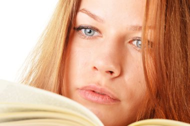 Kitap okuyan genç bir kadın. Kız öğrenci öğrenimi