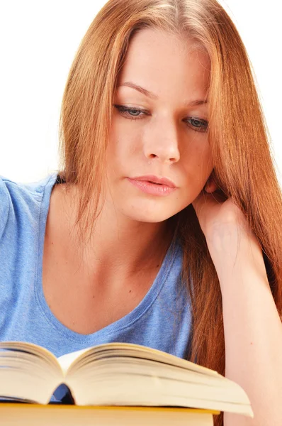 Giovane donna che legge un libro. Studentessa che impara — Foto Stock