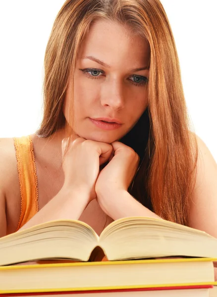 Μια νεαρή γυναίκα διαβάζει ένα βιβλίο. Εκπαίδευση θηλέων — Φωτογραφία Αρχείου