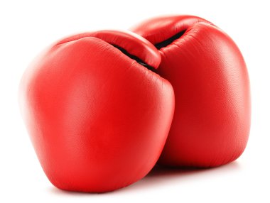 Bir çift kırmızı deri boks eldiveni beyaza izole edilmiş.