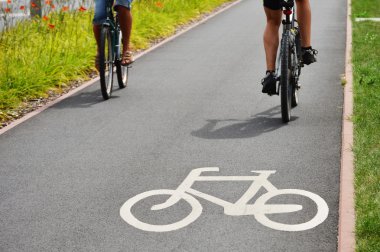 Bisiklet yolu işaret ve bisiklet binici