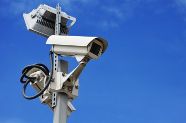 Yüksek teknolojili kubbe tipi kamera mavi gökyüzünde