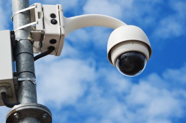 Yüksek teknolojili kubbe tipi kamera mavi gökyüzünde