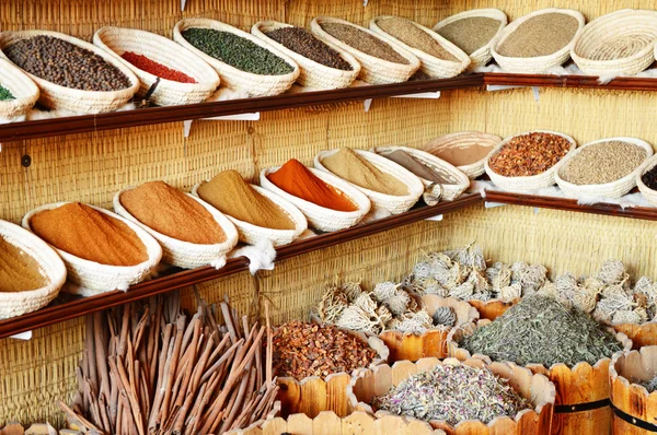 Specerijen in Arabische winkel met inbegrip van kurkuma en curry poeder — Stockfoto