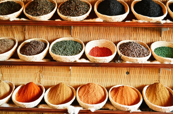 Kryddor i arabiska store inklusive gurkmeja och curry — Stockfoto