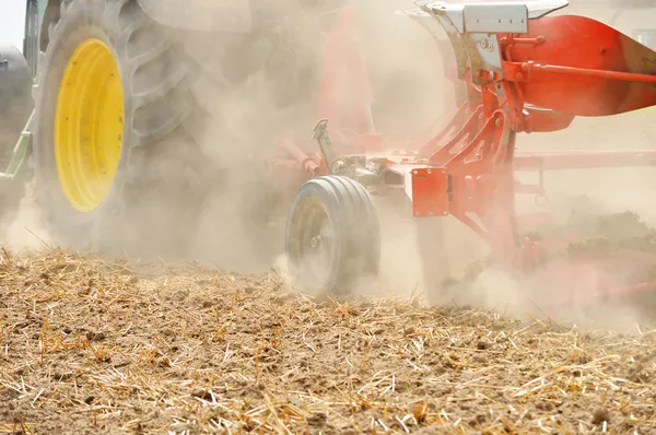 Traktor plöja fältet. jordbruksarbetet — Stockfoto