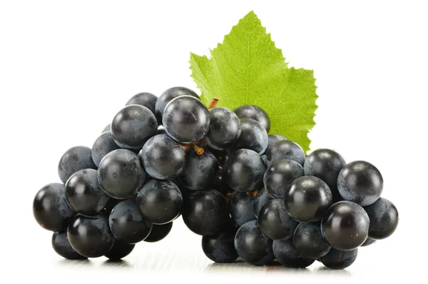 Kiść winogron czerwony na białym tle — Zdjęcie stockowe