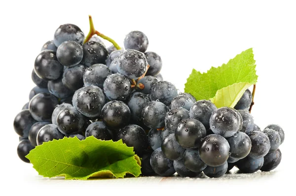 Racimo de uvas rojas frescas aisladas sobre blanco — Foto de Stock