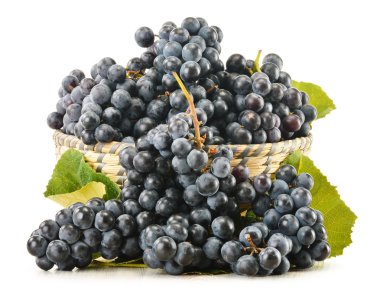 Demet taze kırmızı üzüm beyaz izole