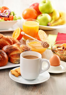 kahvaltı kahve, ekmek, bal, portakal suyu, müsli de dahil olmak üzere bir