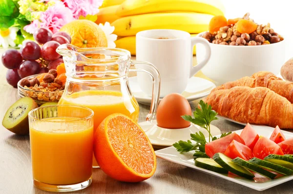 Ontbijt met koffie, jus d'orange, croissant, ei, groenten — Stockfoto