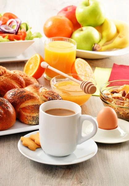 Frukost med kaffe, bröd, honung, apelsinjuice, müsli en — Stockfoto