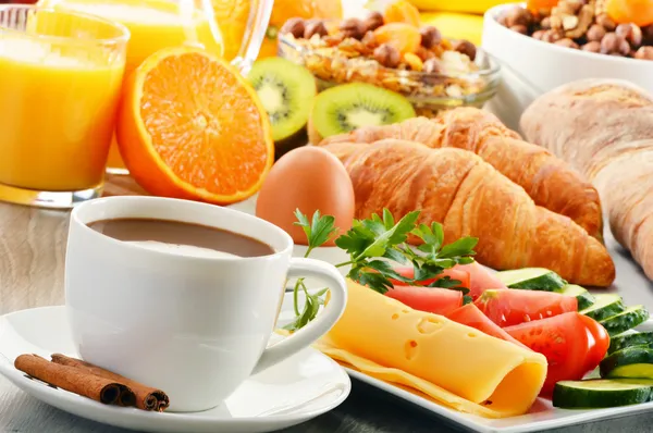 Ontbijt met koffie, jus d'orange, croissant, ei, groenten — Stockfoto