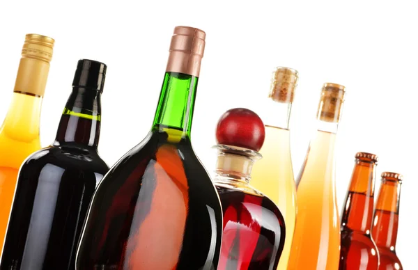 Geassorteerde alcoholhoudende dranken geïsoleerd op wit — Stockfoto