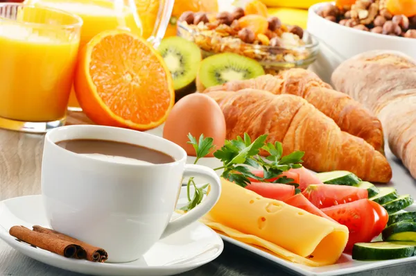 Reggeli kávé, narancslé, croissant, tojás, zöldség Stock Fotó