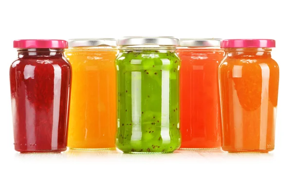 Potten van fruitige jam geïsoleerd op witte achtergrond — Stockfoto