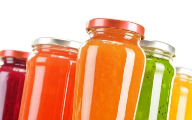 Beyaz arka plan üzerinde izole meyveli reçel kavanoz